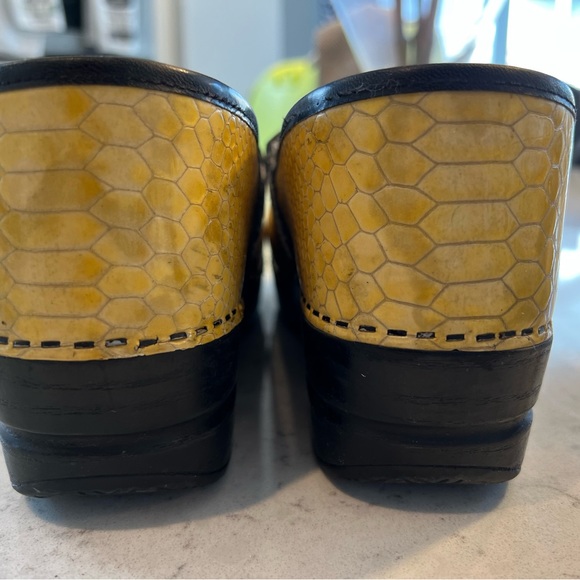 Dansko professional patent yellow snakeskin clogs size 40 - Picture 7 of 10